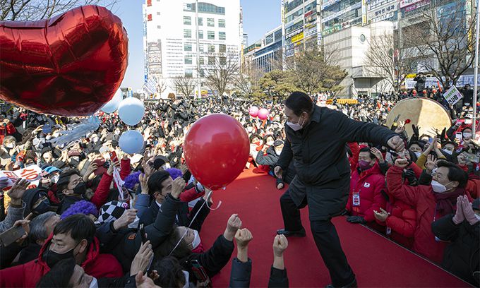 국민의힘 윤석열 대선후보가 17일 경기도 성남시 분당구 야탑역 앞에서 열린 "부패 없는 성남! 공정한 대한민국!" 유세에서 지지자들에게 어퍼컷 세리머니를 보여주고 있다. 연합뉴스