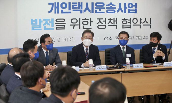 이재명 더불어민주당 대선 후보가 16일 오전 서울 강남구 전국개인택시공제조합에서 열린 개인택시운송사업 발전을 위한 정책협약식에서 모두발언을 하고 있다. 국회사진기자단