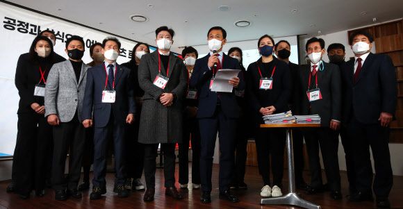 강인덕 전 인천체육회장이 16일 서울 여의도 한 카페에서 열린 ‘윤석열과 함께 여는 스포츠 르네상스시대’에 참석, 스포츠 스타 대표로 국민의힘 윤석열 대선 후보 지지선언문을 발표하고 있다. 국회사진기자단