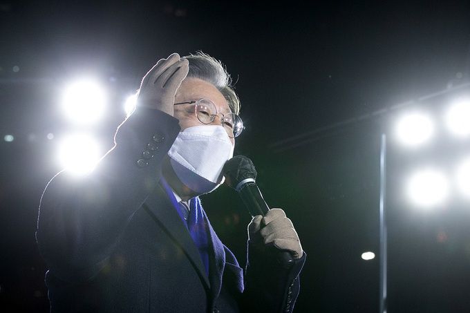 이재명 더불어민주당 대선 후보가 지난 16일 서울 지하철 2호선 잠실새내역 인근에서 열린 집중 유세에서 연설하고 있다. 뉴시스