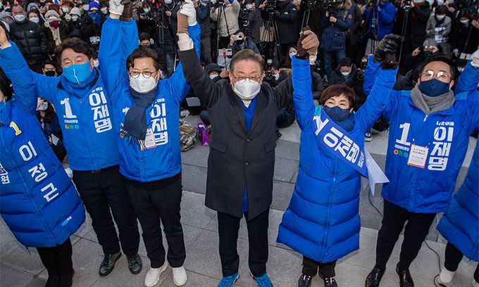 더불어민주당 이재명 대선 후보가 17일 서울 성동구 왕십리역 앞에서 열린 집중유세에서 지역 의원들과 함께 손을 들어올리고 있다. 연합뉴스