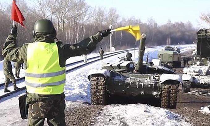 러시아가 훈련을 이유로 우크라이나 접경 지역에 배치했던 군대들을 잇달아 철수하기 시작했다고 발표했다. 사진은 훈련 뒤 철수하는 러시아 서부군관구 소속 전차부대. 모스크바=연합뉴스