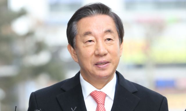 KT에 딸 채용을 청탁(뇌물수수)한 혐의로 불구속 기소된 김성태 전 자유한국당(현 국민의힘) 의원이 지난 2020년 1월17일 오전 1심 선고 공판에 출석하기 위해 서울 신정동 서울남부지방법원으로 들어서고 있다. 뉴시스