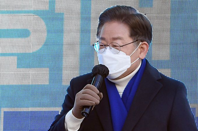 이재명 더불어민주당 대선 후보가 17일 오전 서울 노원구 상계동 롯데백화점 노원점 앞에서 유세를 펼치고 있다. 연합뉴스