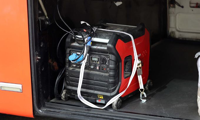 16일 충남 천안시 동남구 청당동 천안동남경찰서에 주차된 국민의당 안철수 대선후보 유세용 버스에 발전기가 설치돼 있다. 전날 오후 천안 시내 도로에 주차된 이 버스에서 일산화탄소 중독으로 추정되는 사고가 발생해 버스 운전기사와 선거운동원 2명이 숨지는 사고가 발생했다. 연합뉴스