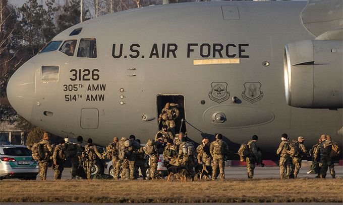 우크라이나를 둘러싼 군사적 긴장이 가시지 않는 가운데 지난 16일(현지시간) 폴란드 남동부 제슈프-야시온카 공항에 도착한 미군들이 C-17 수송기에서 내리고 있다. 제슈프-야시온카=AFP연합뉴스