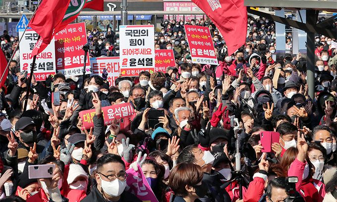 18일 유권자들이 국민의힘 윤석열 대선 후보의 거리유세를 경청하고 있다. 이날 경북 김천시 김천역 광장에서 열린 윤 후보의 유세 현장. 김천=연합뉴스