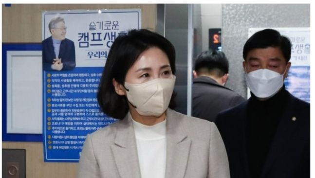 더불어민주당 이재명 대선 후보 배우자 김혜경씨가 지난 9일 오후 서울 여의도 당사에서 최근 불거진 ‘불법 의전’ 등 논란에 대해 사과 기자회견을 하기 위해 입장하고 있다. 국회사진기자단