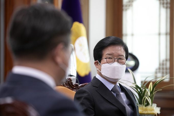 박병석 국회의장(사진 오른쪽)과 윤호중 더불어민주당 원내대표가 18일 오후 서울 여의도 국회에서 추가경정예산 처리 관련 면담을 하고 있다. 연합뉴스