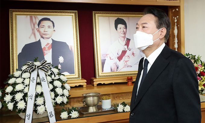 국민의힘 윤석열 대선 후보가 18일 경북 구미시 박정희 전 대통령 생가를 찾아 참배한 뒤 이동하고 있다. 연합뉴스