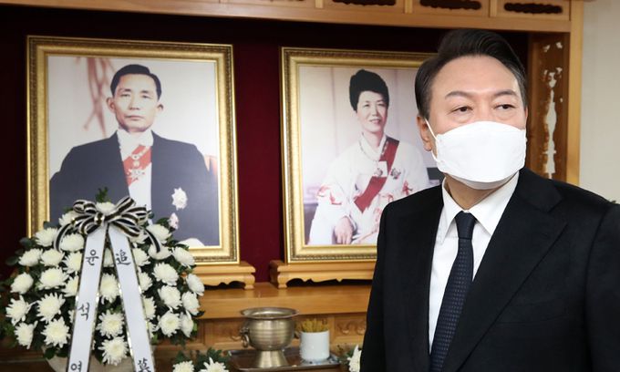 국민의힘 윤석열 대선 후보가 18일 경북 구미시 박정희 전 대통령 생가를 찾아 참배한 뒤 이동하고 있다. 국회사진기자단