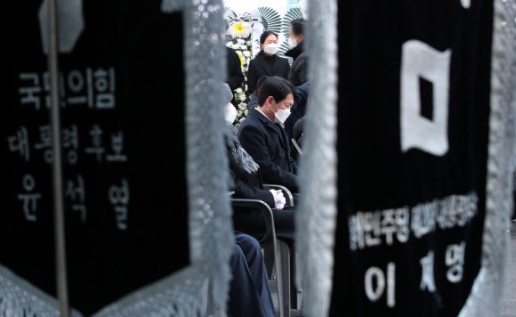 8일 오전 충남 천안 단국대병원 장례식장에서 거행된 故 손평오 국민의당 논산·계룡·금산 지역선대위원장의 연결식에서 안철수 대선 후보가 슬픔에 잠겨 있다. 뉴스1