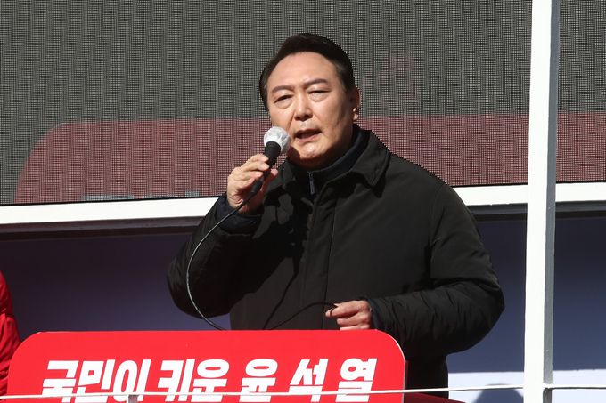 국민의힘 윤석열 대선 후보가 17일 경기 용인 테이스티 애비뉴 옆 공터에서 열린 ‘역동적 혁신성장 대한민국 만들기!’ 유세에서 지지를 호소하고 있다. 용인=뉴시스