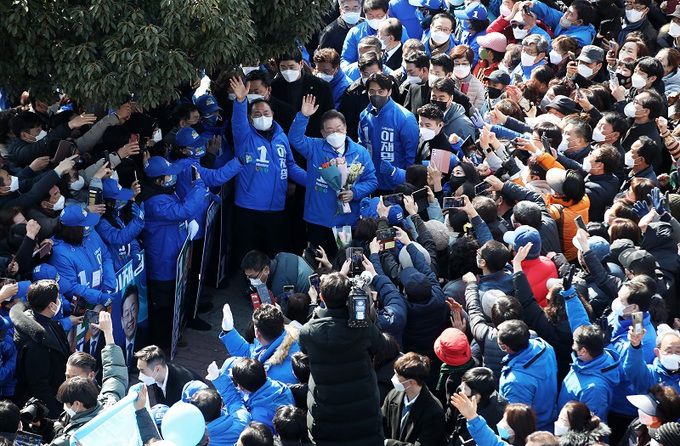 이재명 더불어민주당 대선 후보가 18일 오후 전남 목포시 평화광장에서 열린 거리유세에서 지지자와 시민들에게 인사하고 있다. 목포=뉴스1