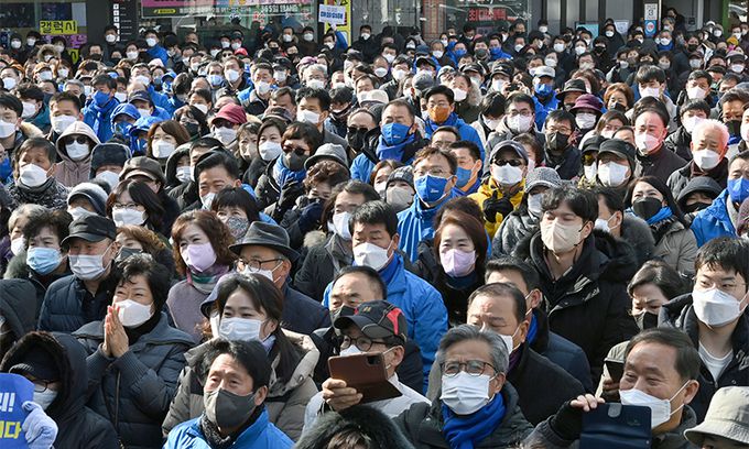 18일 유권자들이 더불어민주당 이재명 대선 후보의 거리유세를 경청하고 있다. 이날 전남 순천시 연향패션거리에서 열린 이 후보의 거리 유세 현장. 순천=뉴스1