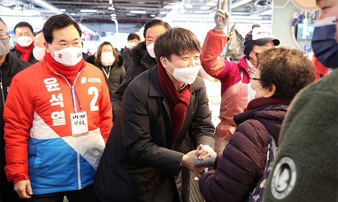 국민의힘 이준석 대표가 18일 대구 북구 매천동 대구농수산물도매시장 수산동을 찾아 상인들과 인사하고 있다. 연합뉴스