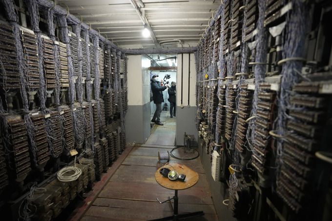 지난 16일(현지시간) 언론에 공개된 우크라이나 수도 키예프의 지하 방공호 모습. 약 2000명을 수용할 수 있다. 키예프=AP연합뉴스