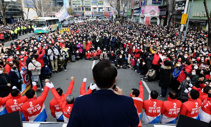 국민의힘 윤석열 대선 후보가 19일 오전 경남 양산시 양산역 인근 거리에서 유권자들을 향해 지지를 호소하고 있다. 뉴시스