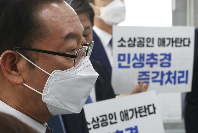 이종배 예산결산특별위원회 위원장이 지난 18일 서울 여의도 국회 예결위 위원장실에서 맹성규 더불어민주당 예결위 간사를 비롯한 여당 의원들이 추경안 처리 촉구 피켓을 들고 예결위 전체회의 속개를 촉구하자 생각에 잠겨 있다. 뉴스1