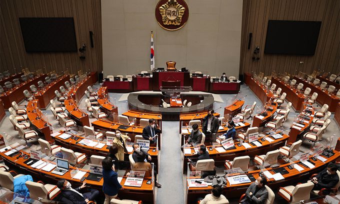 더불어민주당 국회 예결위원들이 지난 18일 예결위 전체회의가 정회된 뒤 예결위 회의장에서 회의 속개 촉구 농성을 시작하고 있다. 뉴스1