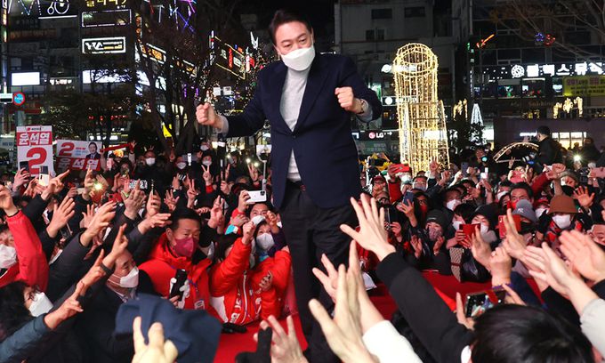 국민의힘 윤석열 대선 후보가 19일 경남 창원시 상남분수 광장에서 유세하고 있다. 공동취재사진