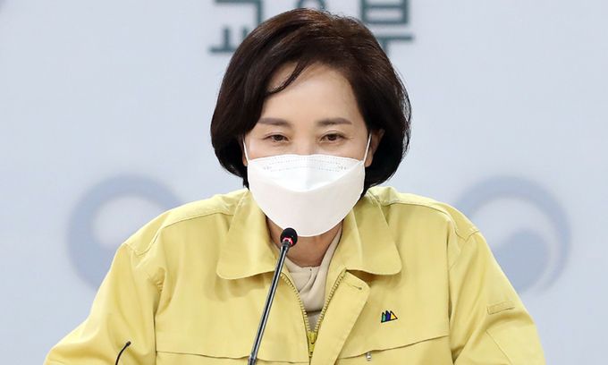 유은혜 부총리 겸 교육부 장관이 지난 17일 정부세종청사에서 열린 현장 교장(원장)단 대표와의 간담회에서 모두발언을 하고 있다. 뉴시스
