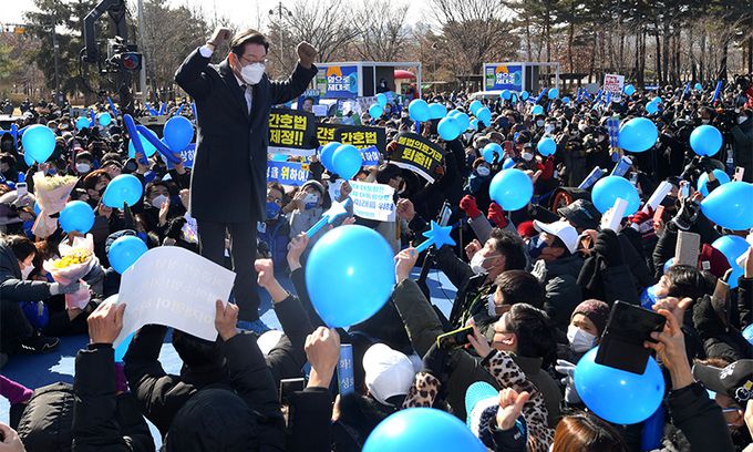 더불어민주당 이재명 대선후보가 20일 경기도 수원시 만석공원에서 열린 '검증된 실력과 성과, 대한민국을 위해 일하겠습니다!' 수원 유세에서 지지자에게 인사하고 있다. 연합뉴스