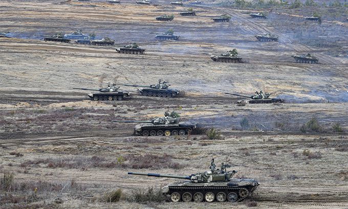 지난 19일(현지시간) 우크라이나 인근 벨라루스의 오부즈-레스노프스키 훈련장에서 러시아와 벨라루스군이 탱크를 동원해 연합훈련을 벌이고 있다. 오부즈-레스노프스키=AP연합뉴스