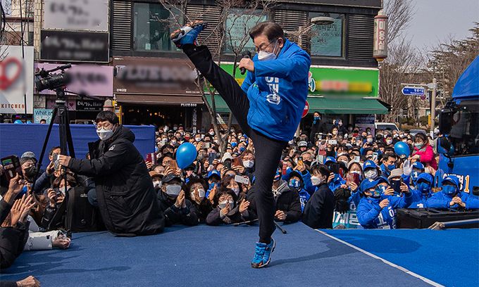 더불어민주당 이재명 대선후보가 지난 19일 전북 전주시 전북대학교 앞에서 열린 '새로운 전북의 미래, 균형발전의 중심 전북!'전주 집중 유세에서 코로나를 날려버리는 '부스터 슛' 세리머니를 하고있다. 연합뉴스