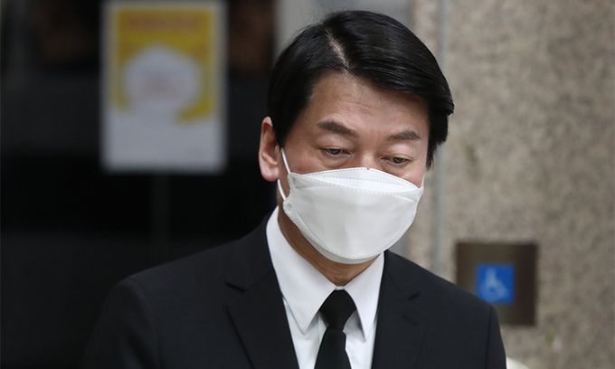 국민의당 안철수 대선 후보가 지난 17일 유세 버스 LED(발광다이오드) 전광판 전원 발전기 사고로 숨진 버스 기사 A씨의 빈소가 마련된 경남 김해시 지내동 김해전문장례식장을 방문해 조문 후 승강기에서 나오고 있다. 연합뉴스