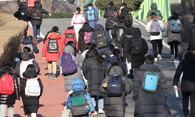 지난 17일 서울 한 초등학교에서 학생들이 등교하고 있다. 연합뉴스