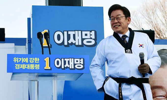 더불어민주당 이재명 대선후보가 20일 경기도 수원시 만석공원에서 열린 유세에서 '공약 9단' 도복을 입고 지지를 호소하고 있다. 국회사진기자단