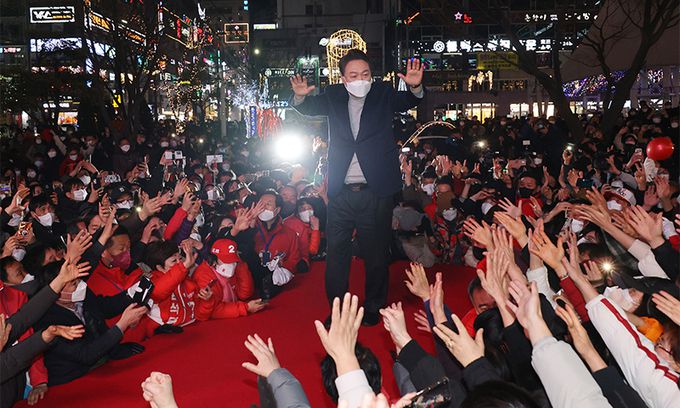 국민의힘 윤석열 대선 후보가 지난 19일 경남 창원시 상남분수 광장에서 열린 유세에서 지지자들에게 인사하고 있다. 연합뉴스