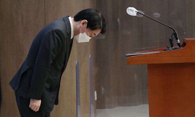 국민의당 안철수 대선 후보가 20일 국회 소통관에서 긴급기자회견에 앞서 인사하고 있다. 국회사진기자단