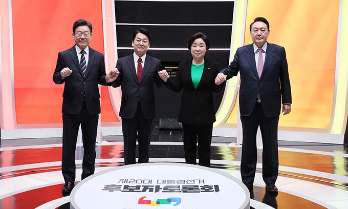 21일 서울 마포구 MBC 미디어센터 공개홀에서 열린 중앙선거방송토론위원회 주관 제20대 대통령선거 후보 초청 1차 토론회에 앞서 대선 후보들이 기념촬영을 하고 있다. 연합뉴스