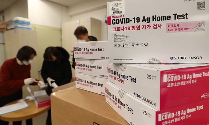 21일 서울 종로구 중부교육지원청에서 담당자가 관내 유치원 및 학교 관계자에게 코로나19 자가검사키트를 배부하고 있다. 연합뉴스