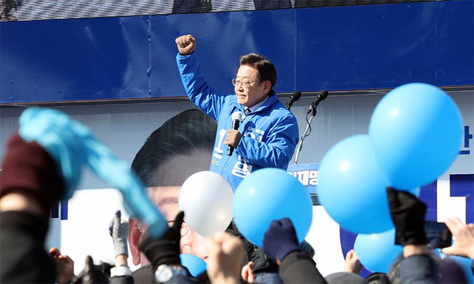 더불어민주당 이재명 대선 후보가 지난 20일 경기도 안양시 안양중앙공원에서 열린 "'안양'하세요, 이재명과 발전하는 경기 남부!" 안양 유세에서 지지자들의 환호에 답하고 있다. 연합뉴스