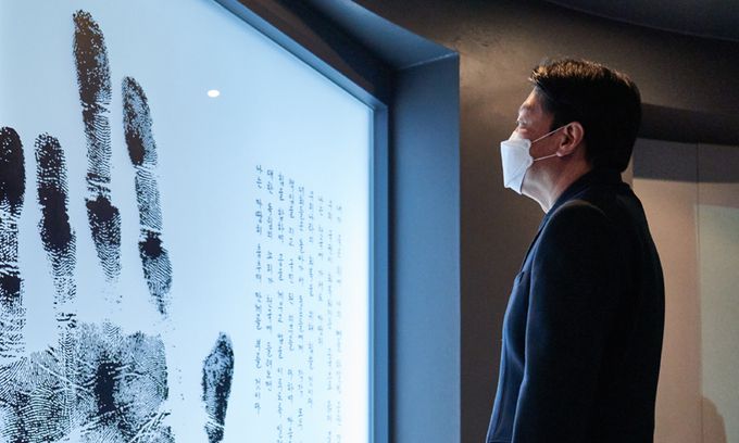 국민의당 안철수 대선 후보가 국민의힘 윤석열 후보와 단일화 결렬 선언을 하기에 앞서 지난 20일 서울 중구 안중근의사기념관을 찾아 참배한 후 기념관을 둘러보고 있다. 국민의당 제공