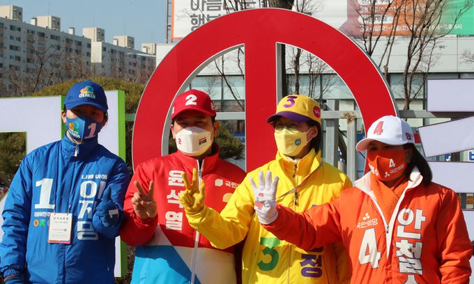 제 정당 기호는… 제20대 대통령 선거를 보름여 앞두고 21일 대전시 선거관리위원회 앞에서 각 정당 선거 운동원들이 손으로 정당 기호를 표시하고 있다. 대전=뉴스1