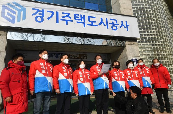 국민의힘 원내부대표단과 국토위 산자위 소속 의원들이 21일 오전 경기 수원시 권선구에 있는 경기주택도시공사를 항의 방문해 기자회견을 하고 있다. 연합뉴스