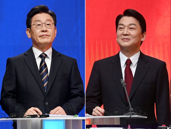 더불어민주당 이재명 대선 후보(왼쪽)와 국민의당 안철수 대선 후보가 21일 오후 서울 마포구 MBC에서 열린 중앙선거관리위원회 주관 첫 토론회에서 인사를 나누고 있다. 공동취재사진