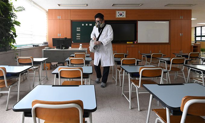 개학 앞두고 교실 방역 새학기 개학을 열흘가량 앞둔 22일 서울 노원구 화랑초등학교 교실에서 학교 관계자가 방역 작업을 하고 있다. 남정탁 기자