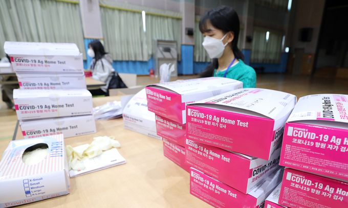 21일 인천시 미추홀구 선인중학교 강당에서 인천시교육청 관계자들이 새 학기 유치원생과 초등학교 학생들에게 배포할 신종 코로나바이러스 감염증(코로나19) 자가진단 키트를 소분하고 있다. 해당 키트는 이달 말부터 배포된다. 연합뉴스