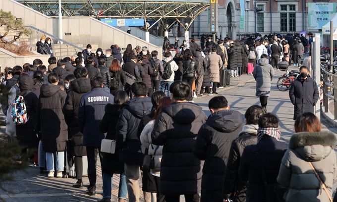 코로나19 변종 오미크론 확산세가 거센 가운데 21일 서울 중구 서울역 코로나19 임시 선별검사소에서 시민들이 검사를 받기 위해 줄을 서 있다. 연합뉴스