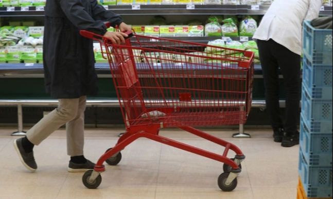 서울의 한 대형마트에서 한 손님의 카트가 비어 있다. 뉴스1