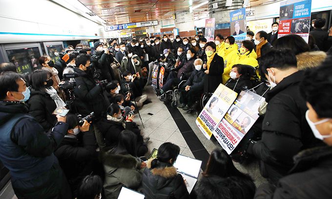 정의당 심상정 대선 후보가 23일 서울역 4호선 승강장에서 열린 장애인 이동권 지하철 시위 현장을 방문해 발언하고 있다. 연합뉴스