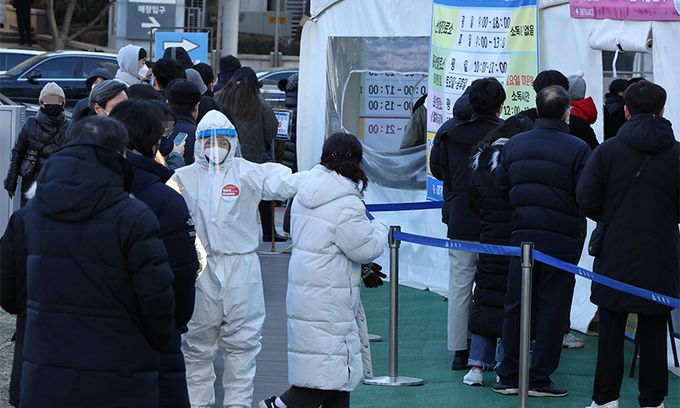 23일 서울 송파구보건소 선별진료소에서 시민들이 코로나19 검사를 받기 위해 대기하고 있다. 연합뉴스