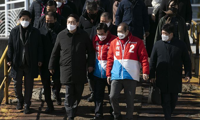 국민의힘 윤석열 대선 후보가 23일 전남 신안군 하의도에 있는 고 김대중 대통령 생가를 방문하기 위해 전남 목포시 목포연안여객터미널 부두에서 하의도행 여객선 탑승방향으로 이동하고 있다. 연합뉴스
