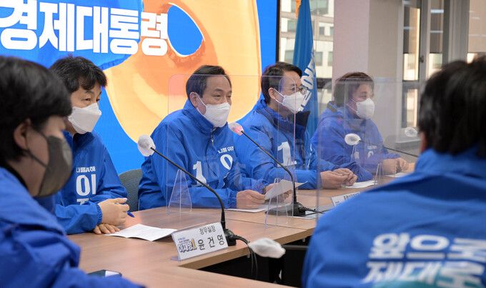 더불어민주당 우상호 총괄선대본부장이 23일 오전 서울 여의도 당사에서 열린 선대위본부장단회의에서 발언하고 있다. 연합뉴스