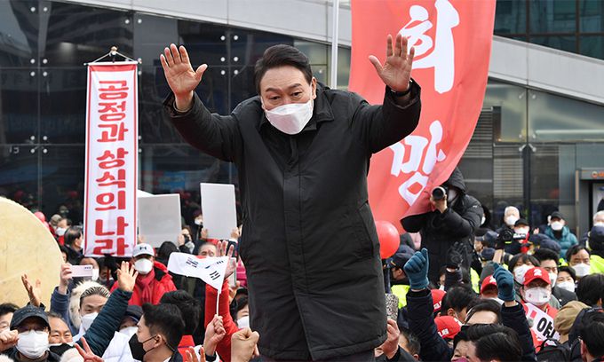 국민의힘 윤석열 대선 후보가 23일 전남 목포시 목포역 광장에서 열린 '국민이 키워주신 윤석열, 목포의 눈물을 닦아드리겠습니다' 유세에서 두 손을 들어 지지자들의 환호에 답하고 있다. 연합뉴스